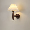 Wandlamp Hout met Plissé Kap – Retro Bedlamp in Nordic Stijl