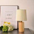 Tafellamp Geplooide Kap – Nordic Sfeerlamp met Houten Voet