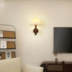 Wandlamp Hout met Plissé Kap – Retro Bedlamp in Nordic Stijl